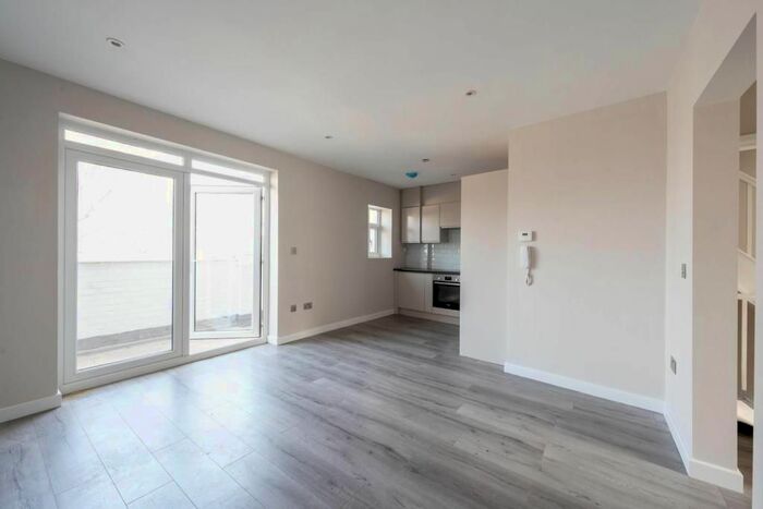 1 Bedroom Flat To Rent In Great West Road, Brentford, TW8
