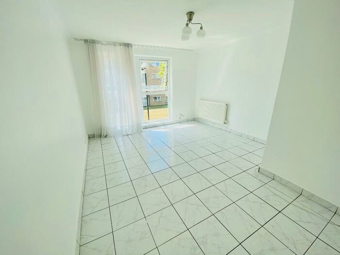 2 Bedroom Flat To Rent In Stocksfield Road, London, E17