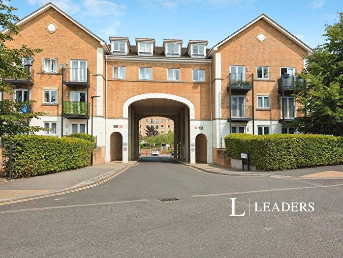 2 Bedroom Flat For Sale In The Dell, Southampton, Hampshire, SO15