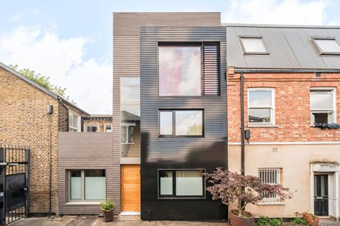 2 Bedroom House For Sale In Trafalgar Mews, Hackney Wick, E9