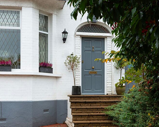 4 Bedroom Semi Detached House For Sale In Park Road, Barnet, EN4