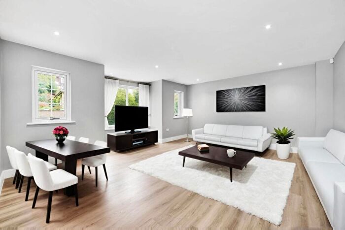 2 Bedroom Flat For Sale In Bromley Avenue, Bromley, Kent, BR1