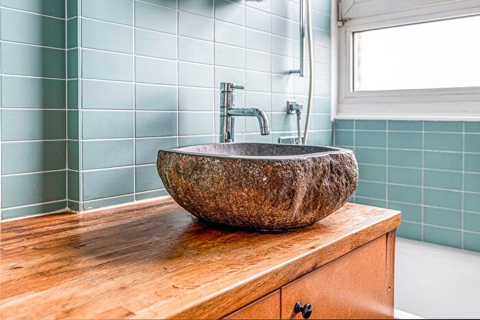 2 Bedroom Flat For Sale In Tottenham Road, Islington, London, N1