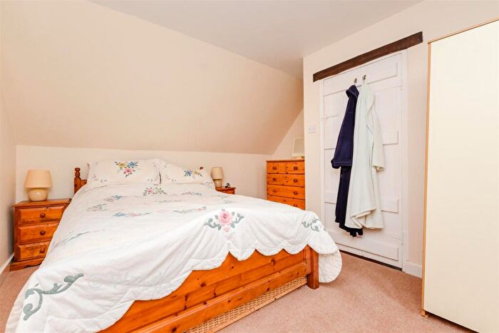 5 Bedroom Semi-Detached House For Sale In Priestwood Road, Meopham, Gravesend, Kent, DA13
