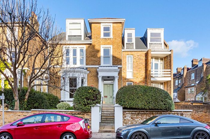 2 Bedroom Flat For Sale In Montague Road, Richmond, TW10
