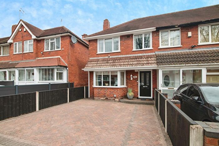 3 Bedroom Semi Detached House For Sale In Hathersage Road, Birmingham, B42