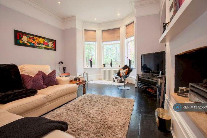2 Bedroom Flat To Rent In Claremont Gardens, Surbiton, KT6