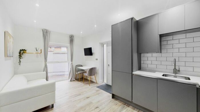 1 Bedroom Flat To Rent In Dawlish Drive, Pinner HA5