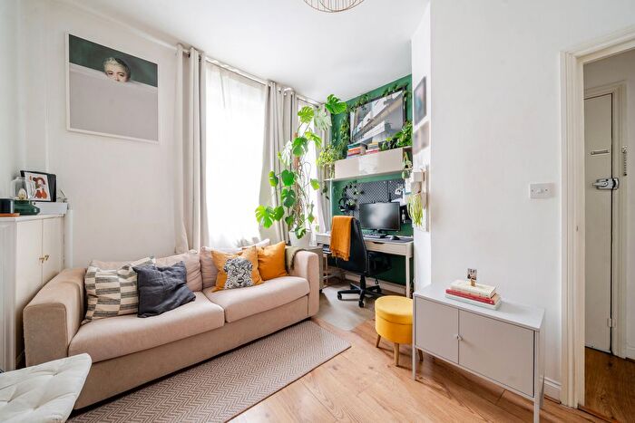1 Bedroom Flat For Sale In Market Terrace, Albany Road, Brentford, TW8