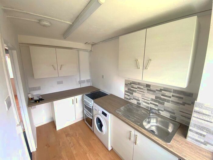3 Bedroom Flat To Rent In Madeley Road, Kingswinford, DY6