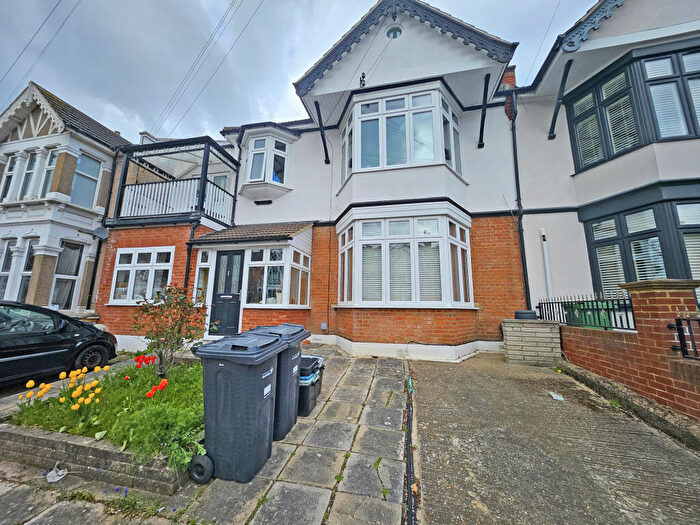 2 Bedroom Flat To Rent In Clarendon Gardens, Ilford, IG1