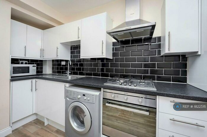 2 Bedroom Flat To Rent In Cable Street, London, E1