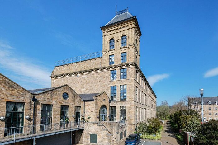 2 Bedroom Flat For Sale In Meadow Road, Apperley Bridge, Bradford, West Yorkshire, BD10