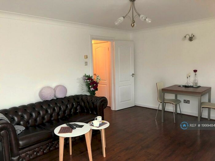 1 Bedroom Flat To Rent In Grantham Court, London, SE16