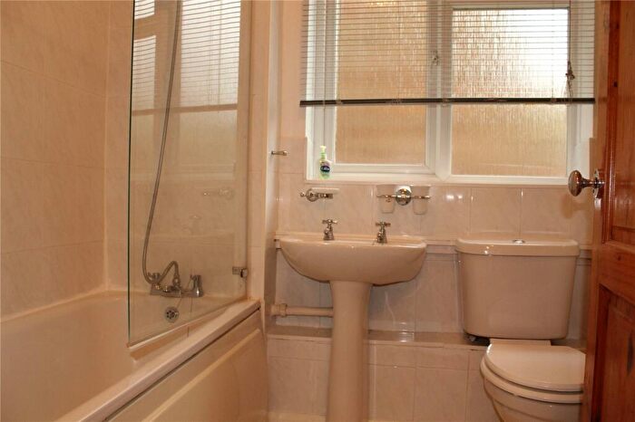 2 Bedroom Apartment To Rent In Sanderstead Road, South Croydon, Surrey, CR2