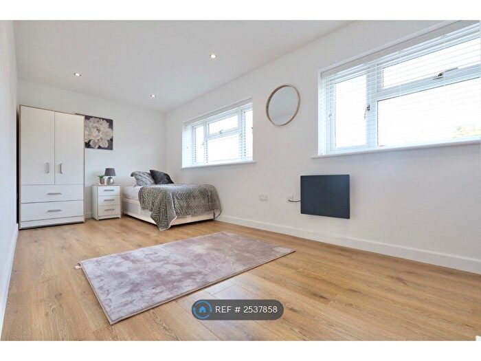 Studio To Rent In Veryan Close, London, BR5