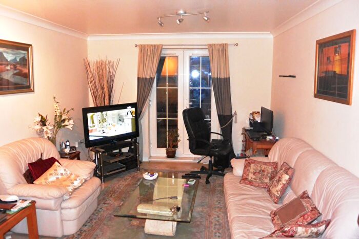2 Bedroom Flat To Rent In Shillingford Close, Mill Hill East, NW7