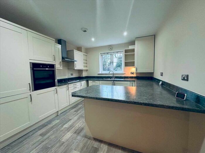 2 Bedroom Flat To Rent In Oak Court, Bucknell Close, Solihull, B91