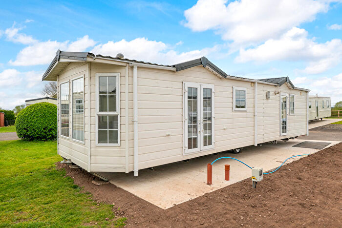 2 Bedroom Chalet For Sale In Lincoln Road, Torksey Lock, Lincoln, Lincolnshire, LN1