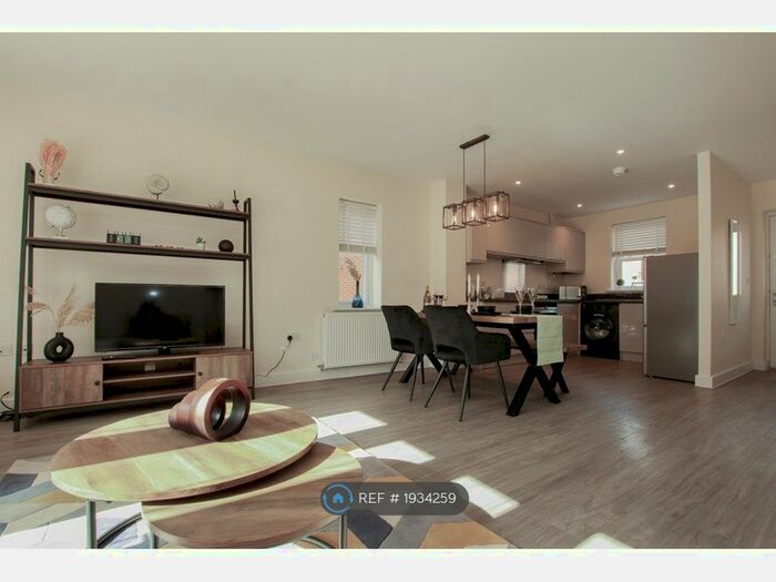 3 Bedroom Semi-Detached House To Rent In Lilianna Road, Colchester, CO4