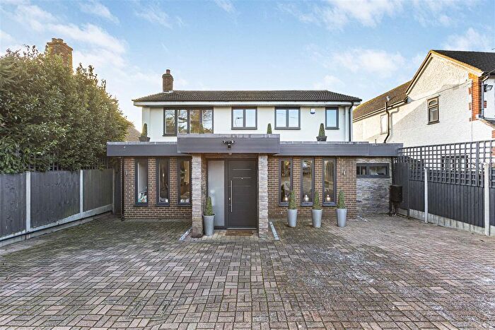 4 Bedroom Detached House For Sale In The Causeway, Potters Bar, EN6