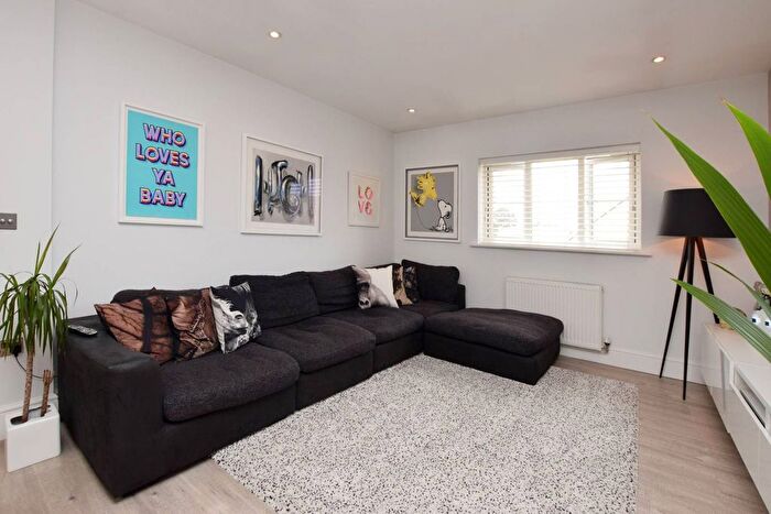 2 Bedroom Flat To Rent In Royal Court, Bushey, WD23