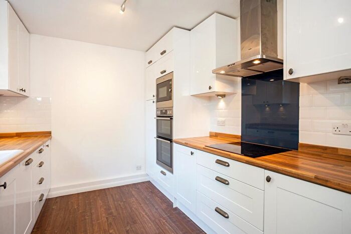 2 Bedroom Flat To Rent In Mountcombe Close, Surbiton, KT6