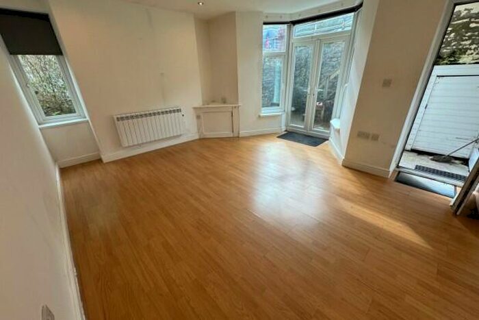 2 Bedroom Flat To Rent In Broadway Rhondda Cynon Taff, CF37