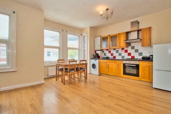 2 Bedroom Flat To Rent In First Floor Flat, Spencer Road, Harrow Weald, HA3