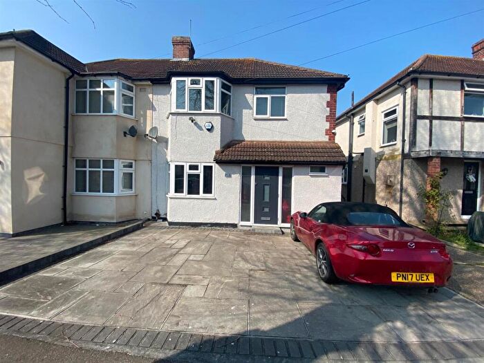 3 Bedroom Semi Detached House To Rent In Diban Avenue Hornchurch Essex, RM12