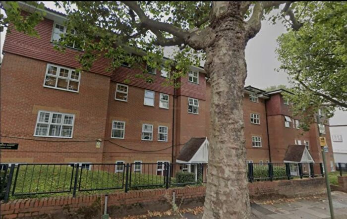 3 Bedroom Flat To Rent In Stephens Lodge, Woodside Lane, London, N12