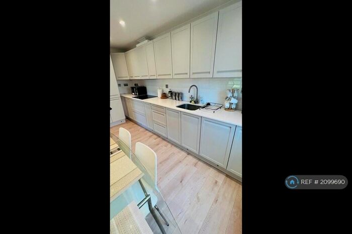2 Bedroom Flat To Rent In Lime Tree Court, South Croydon, CR2
