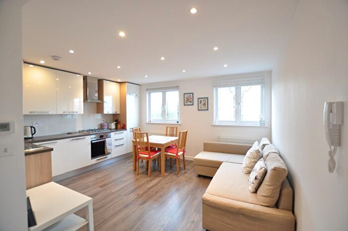 2 Bedroom Flat To Rent In Hodford Road, London, NW11