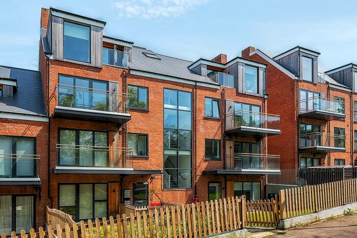 2 Bedroom Flat To Rent In Steeplands, Bushey, WD23