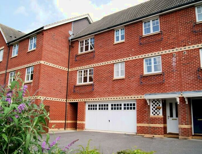 3 Bedroom Town House To Rent In Rooksdown, Basingstoke, RG24