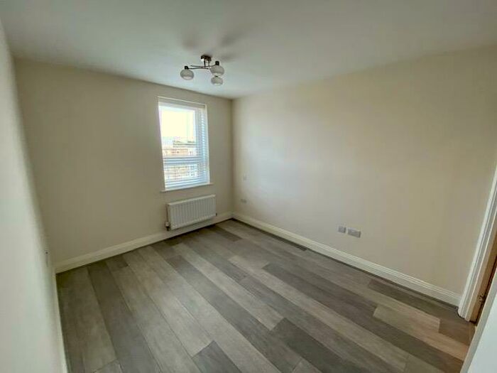 2 Bedroom Apartment To Rent In Heron Way, Maidenhead, SL6