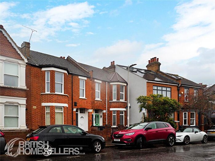 2 Bedroom Apartment For Sale In Pulteney Road, London, E18