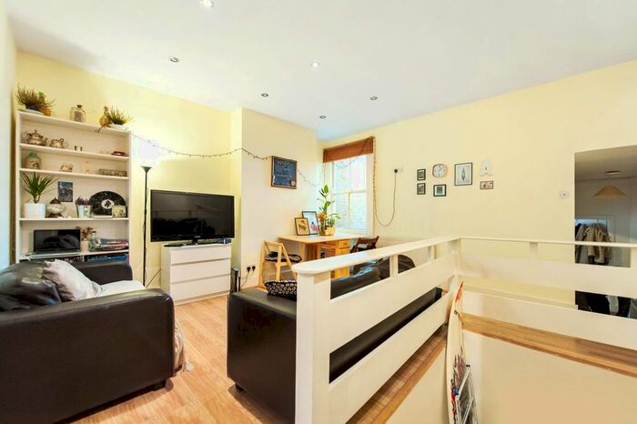 3 Bedroom Flat To Rent In Acre Lane, London, SW2