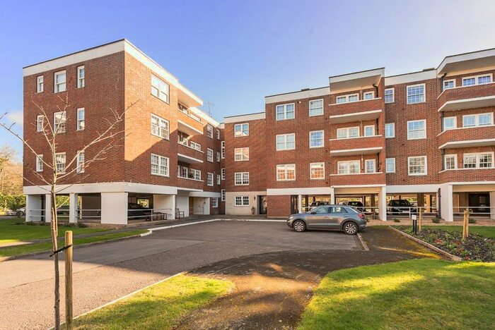 3 Bedroom Flat To Rent In Bulstrode Court, Gerrards Cross, Buckinghamshire, SL9