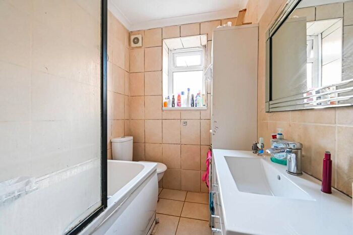 3 Bedroom Flat For Sale In Mason Close, , Royal Docks, London, E16