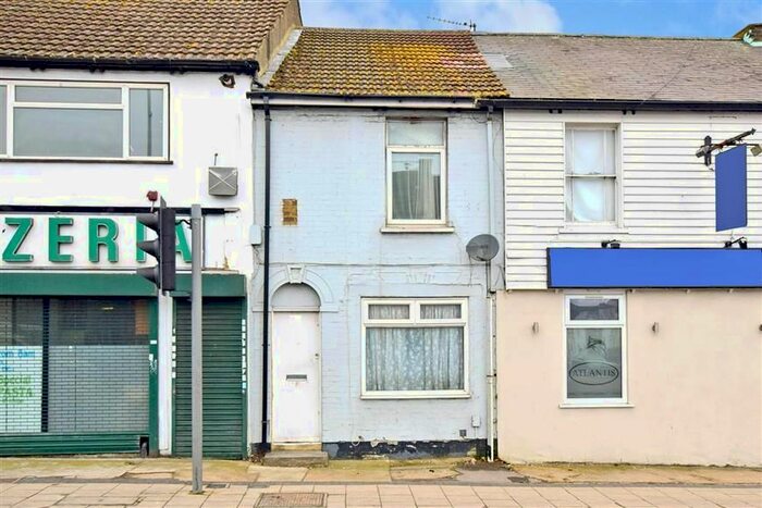 3 Bedroom Town House To Rent In Skinner Street, Gillingham, ME7