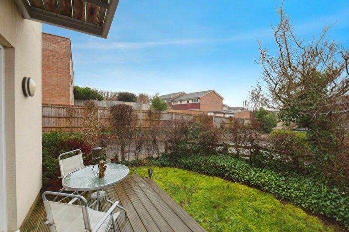 2 Bedroom Flat For Sale In Green Lane, Chessington, KT9