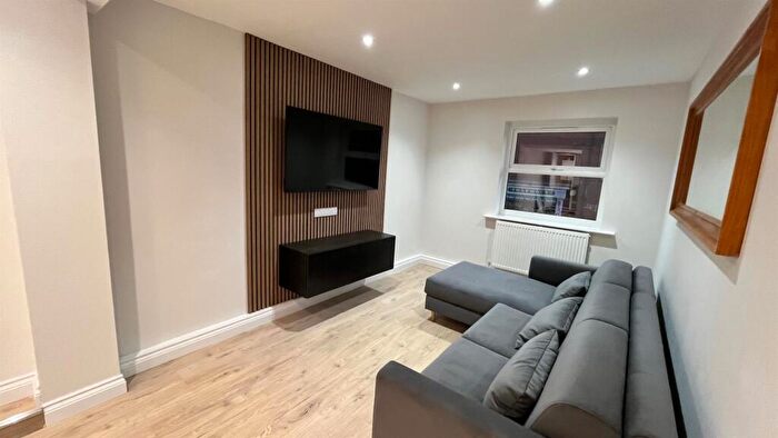 3 Bedroom Flat To Rent In Flat Headingley Rise, Welton Road, Leeds, LS6