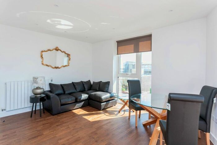 3 Bedroom Flat To Rent In Duncombe House, Woolwich, London, SE18