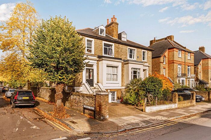 2 Bedroom Flat To Rent In The Grove, London, W5