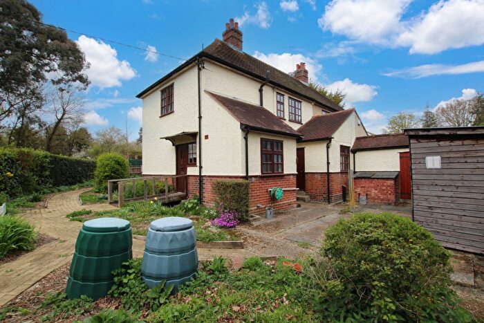 3 Bedroom Semi-Detached House For Sale In Hawkswood Road, Billericay, CM11