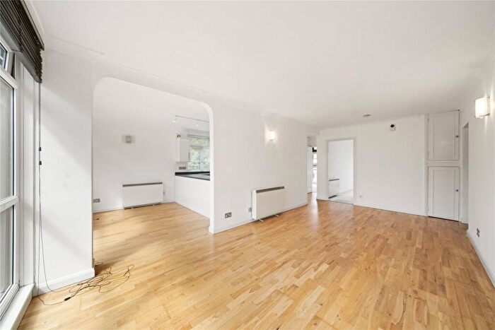 2 Bedroom Flat To Rent In Beechcroft Manor, Oatlands Drive, Weybridge, Surrey, KT13