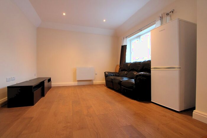 2 Bedroom Flat To Rent In Clifford Avenue, London, SW14