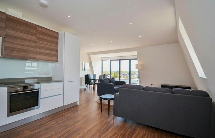 2 Bedroom Flat To Rent In Balham Hill, Clapham South, SW12