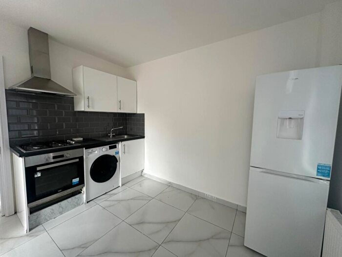 Studio To Rent In Warwick Road West Luton, LU4